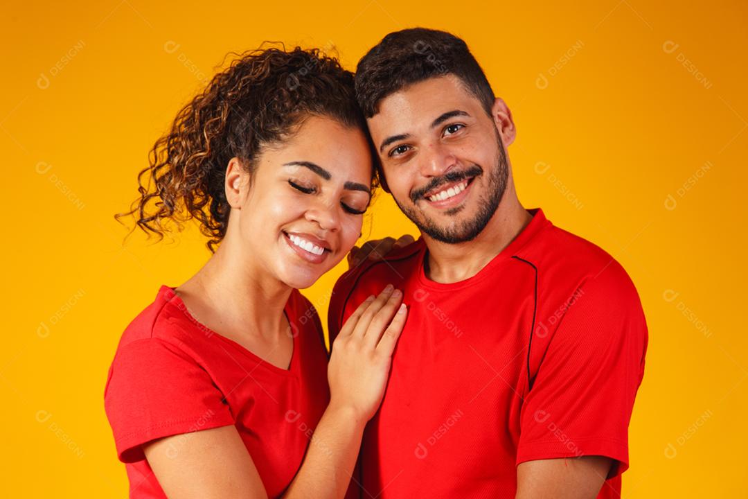 Retrato de casal de conteúdo em roupas básicas sorrindo para a câmera