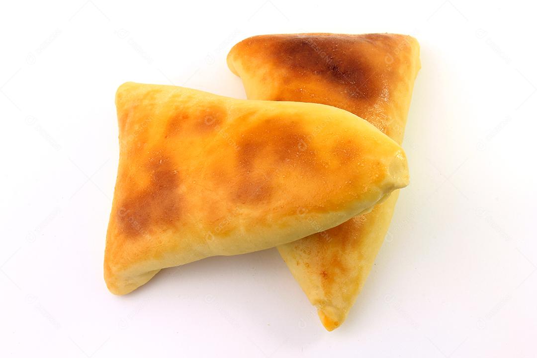 esfiha de carne (esfiha, esfirra) de origem árabe tradicionalmente adaptada para cozinha brasileira em fundo branco