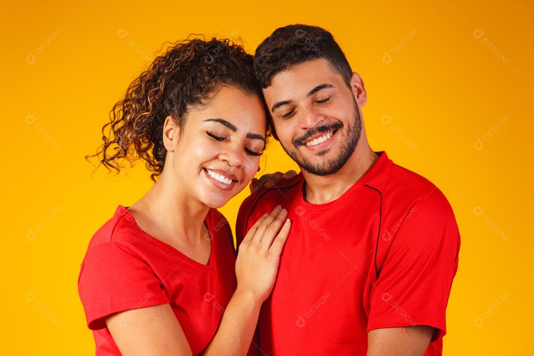 Retrato de casal de conteúdo em roupas básicas sorrindo para a câmera