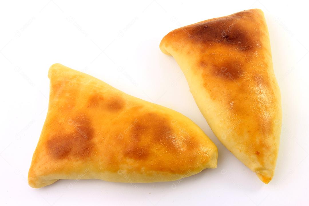 esfiha de carne (esfiha, esfirra) de origem árabe tradicionalmente adaptada para cozinha brasileira em fundo branco