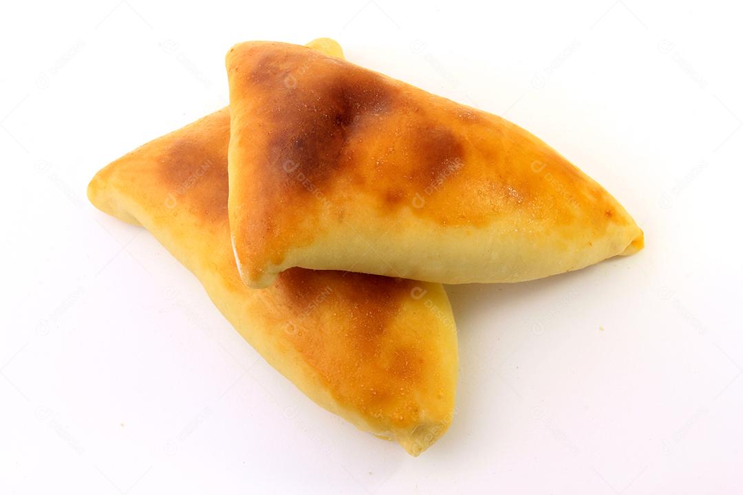 esfiha de carne (esfiha, esfirra) de origem árabe tradicionalmente adaptada para cozinha brasileira em fundo branco