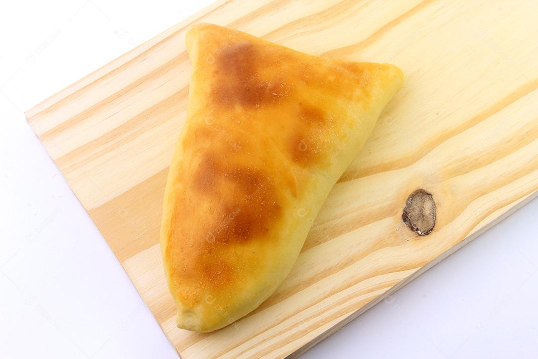 esfiha de carne (esfiha) de origem árabe tradicionalmente adaptada para cozinha brasileira na espátula