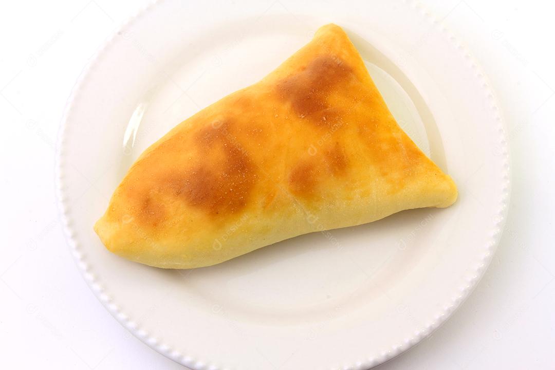 esfiha de carne (esfiha) de origem árabe tradicionalmente adaptada para cozinha brasileira em prato fundo branco