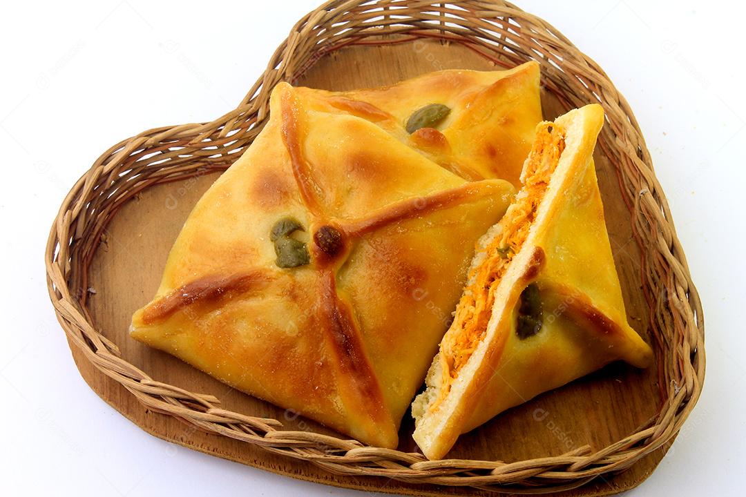 esfiha de carne (esfiha, esfirra) de origem árabe tradicionalmente adaptada para culinária brasileira