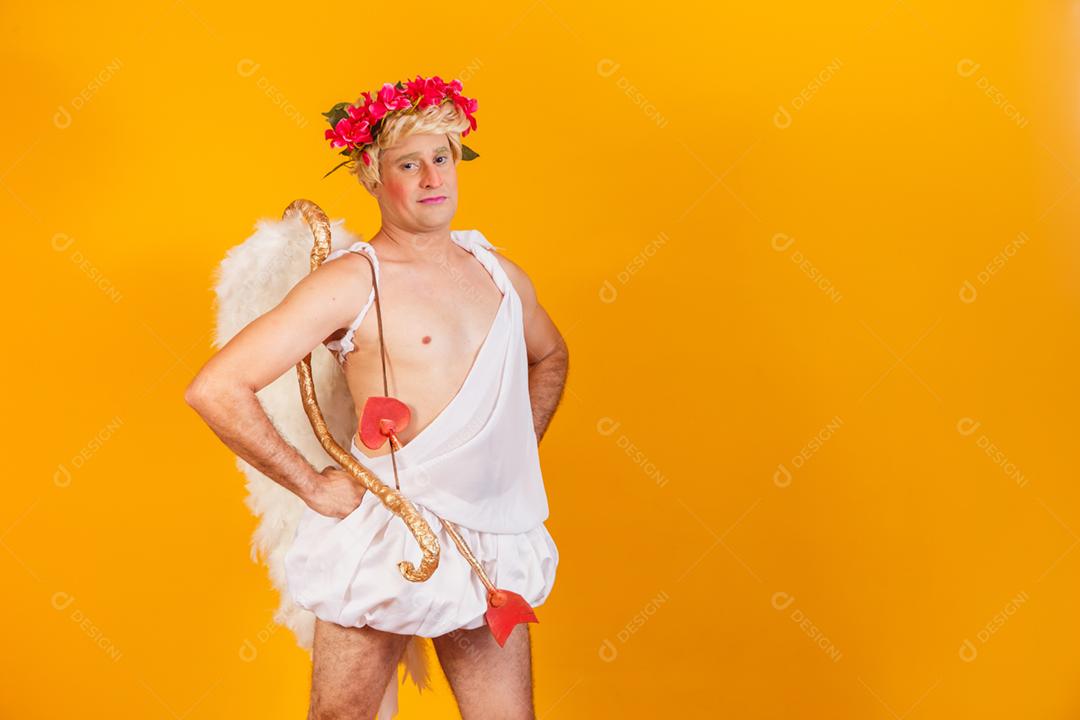 cupido segurando o celular. promoção dia dos namorados