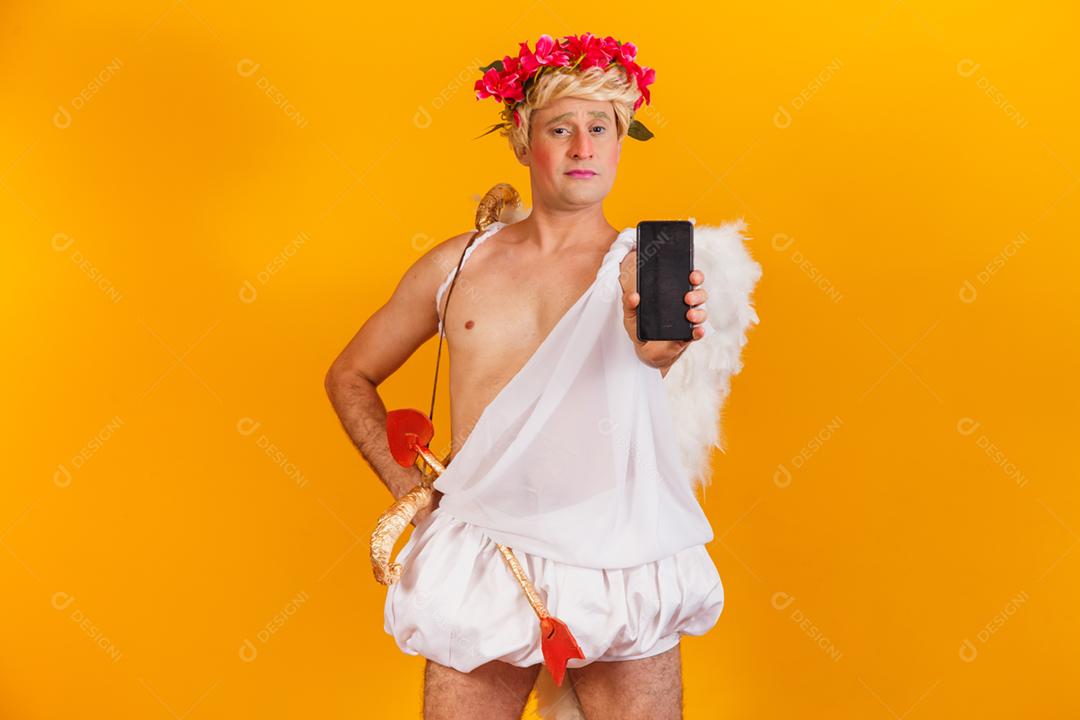 cupido segurando o celular. promoção dia dos namorados