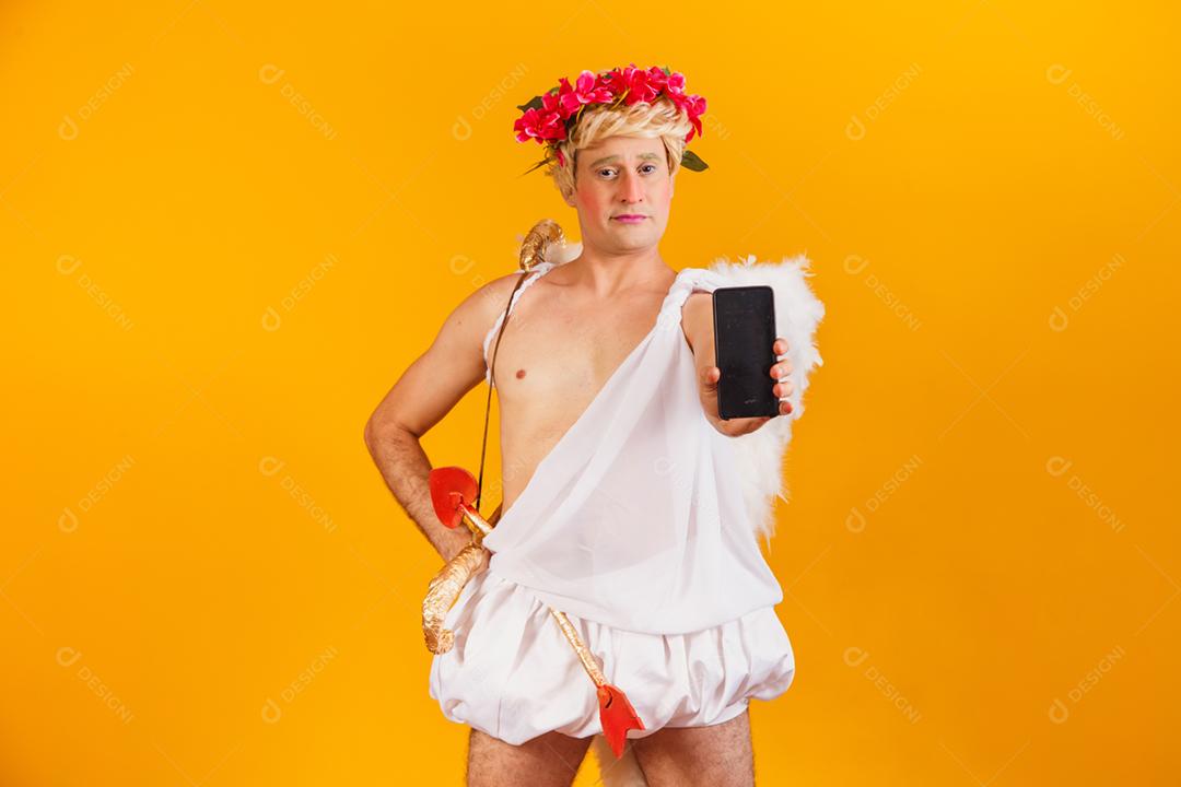 cupido segurando o celular. promoção dia dos namorados