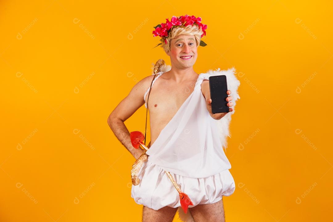 cupido segurando o celular. promoção dia dos namorados