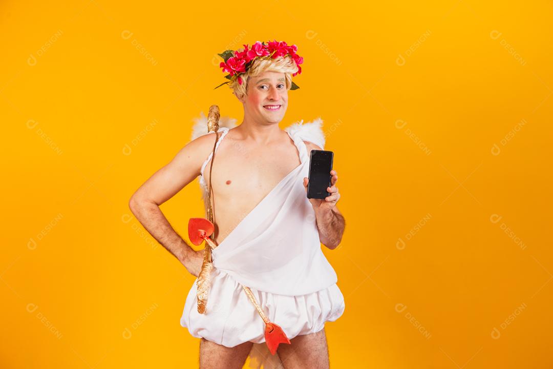 cupido segurando o celular. promoção dia dos namorados