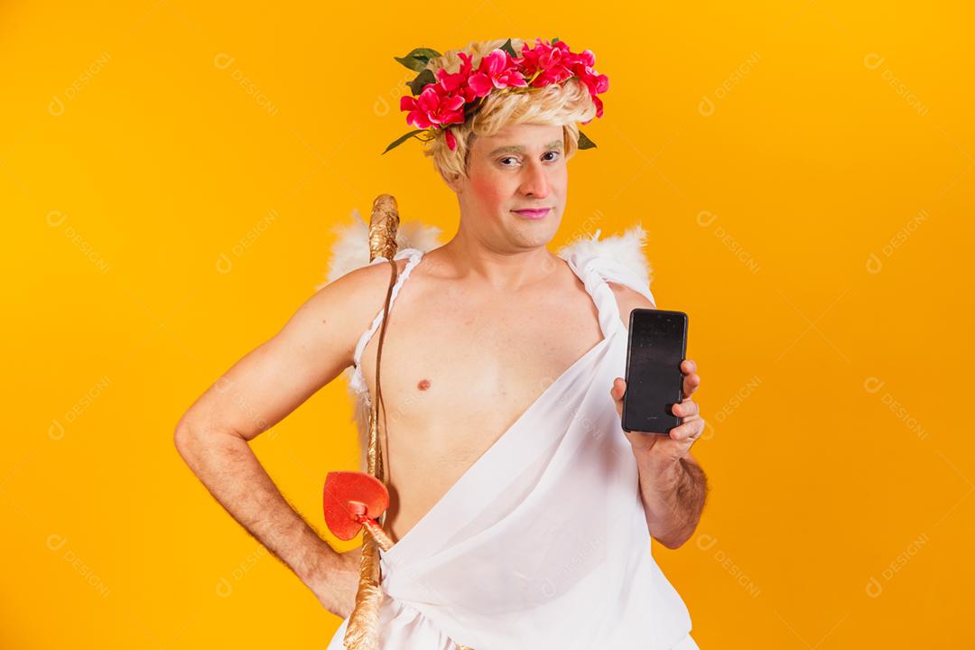 cupido segurando o celular. promoção dia dos namorados