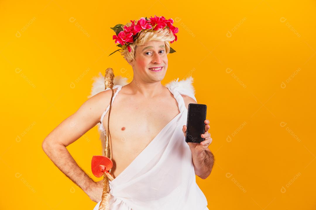 cupido segurando o celular. promoção dia dos namorados