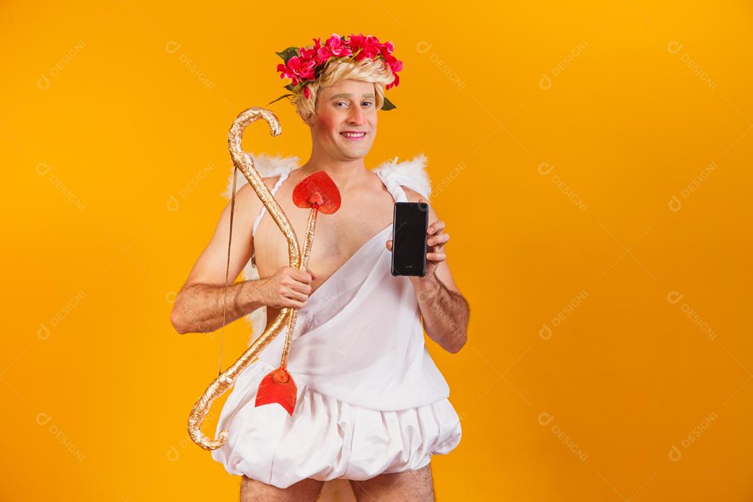 cupido segurando o celular. promoção dia dos namorados