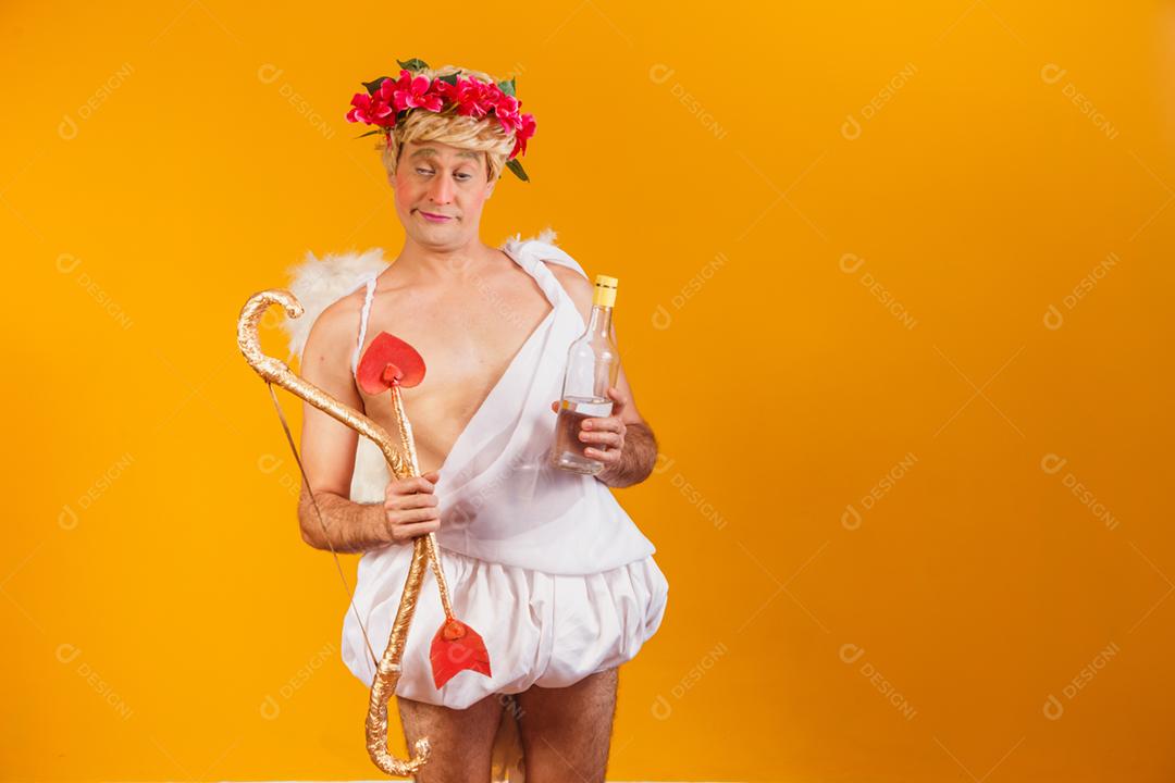 cupido bêbado segurando uma garrafa de licor