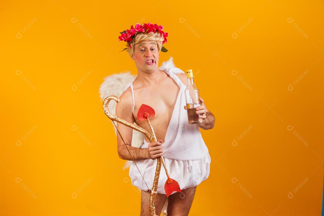 cupido bêbado segurando uma garrafa de licor