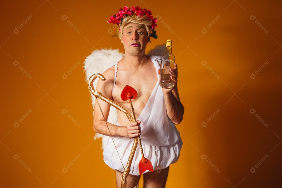 cupido bêbado segurando uma garrafa de licor