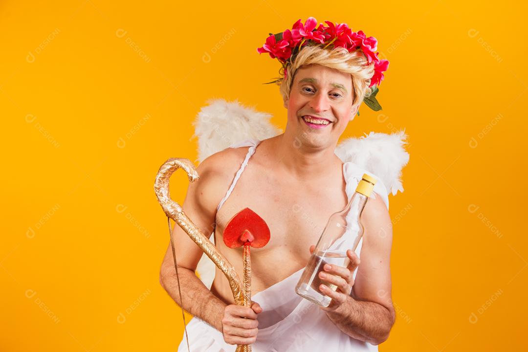 cupido bêbado segurando uma garrafa de licor