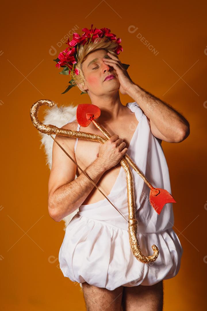 cupido bêbado segurando uma garrafa de licor