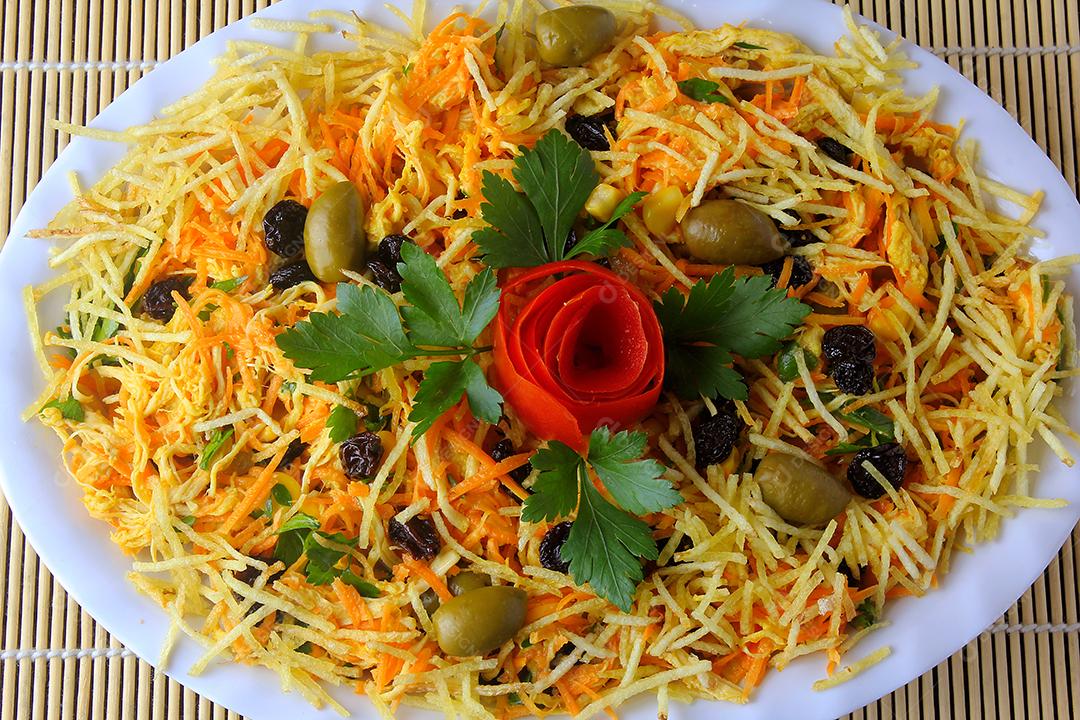 Salpicao é uma salada típica brasileira, feita com frango desfiado, passas, cenoura ralada, batata palha e maionese. Vista do topo