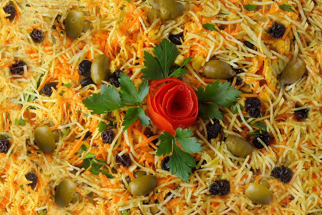 Salpicao é uma salada típica brasileira, feita com frango desfiado, passas, cenoura ralada, batata palha e maionese. Vista do topo