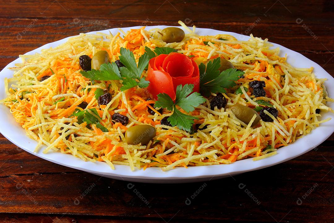 Salpicao é uma salada típica brasileira, feita com frango desfiado, passas, cenoura ralada, batata palha e maionese. Vista do topo