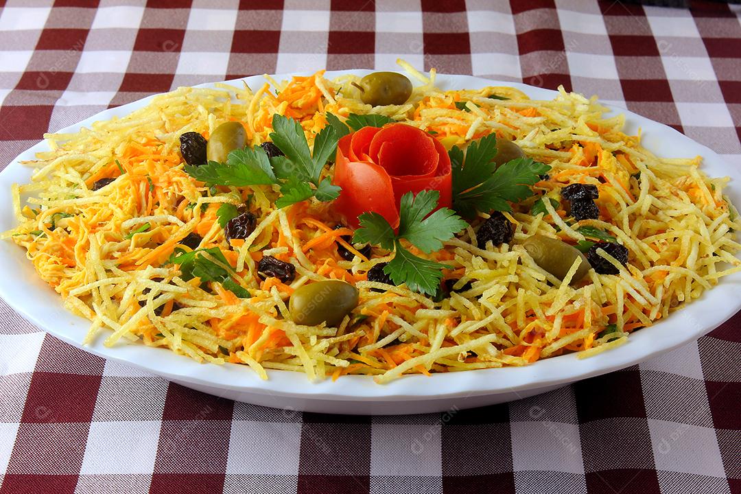 Salpicao é uma salada típica brasileira, feita com frango desfiado, passas, cenoura ralada, batata palha e maionese. Vista do topo