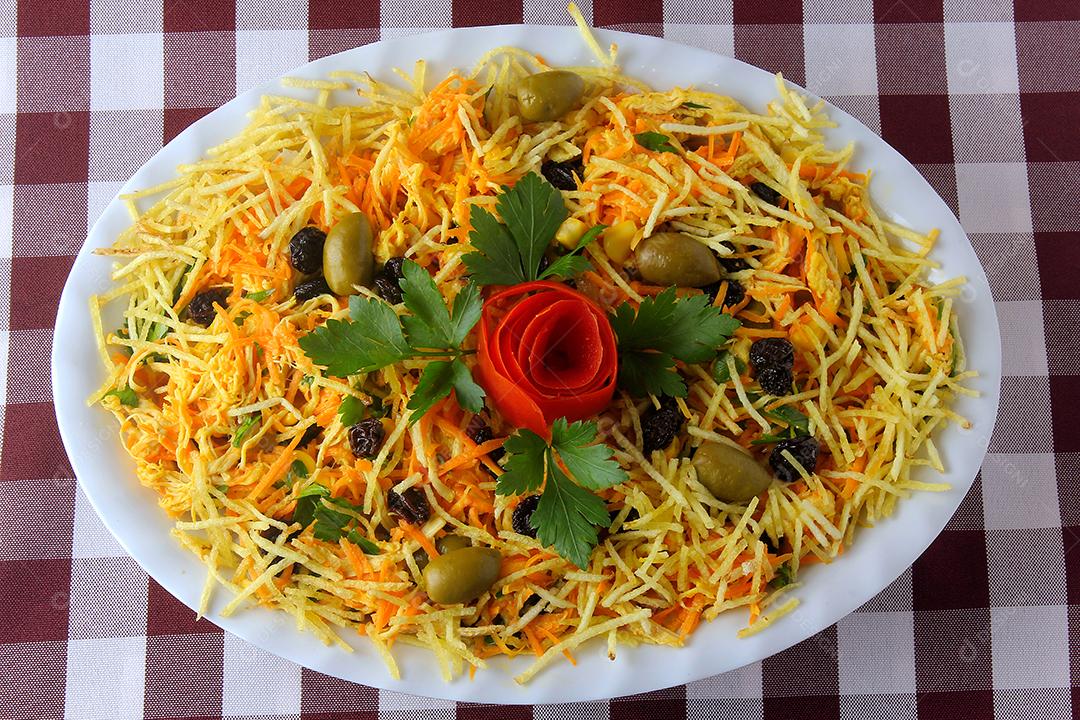 Salpicao é uma salada típica brasileira, feita com frango desfiado, passas, cenoura ralada, batata palha e maionese. Vista do topo