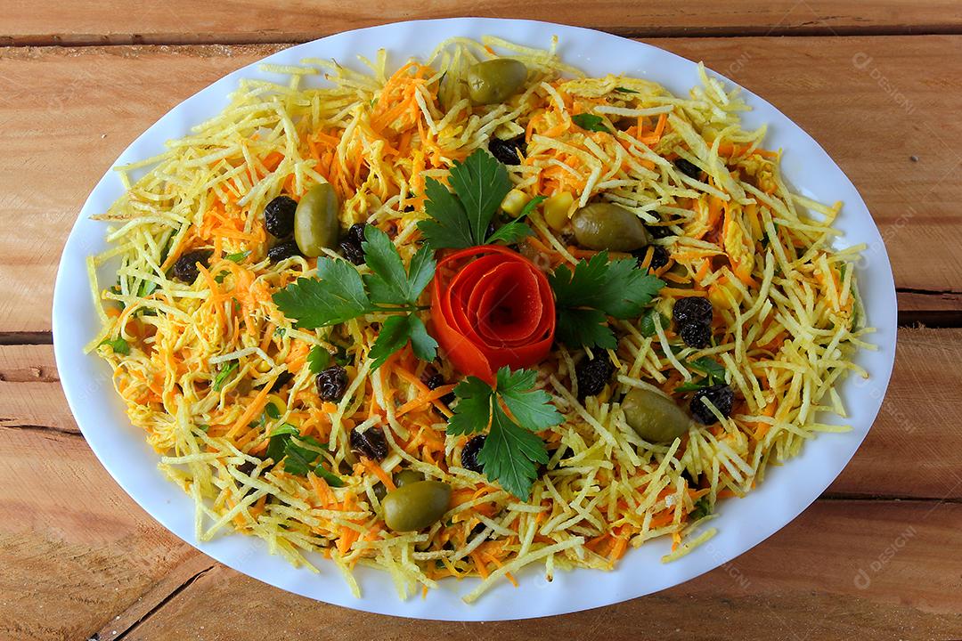 Salpicao é uma salada típica brasileira, feita com frango desfiado, passas, cenoura ralada, batata palha