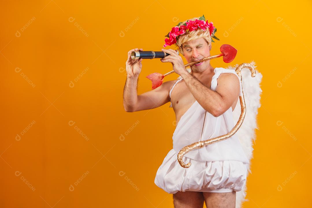 Cupido procurando casal de namorados com luneta. aparência de cupido