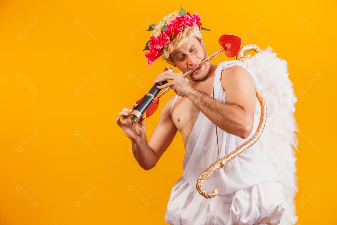 Cupido procurando casal de namorados com luneta. aparência de cupido