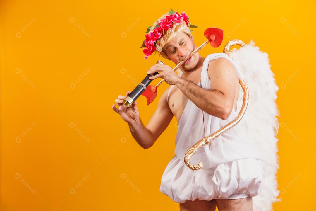 Cupido procurando casal de namorados com luneta. aparência de cupido