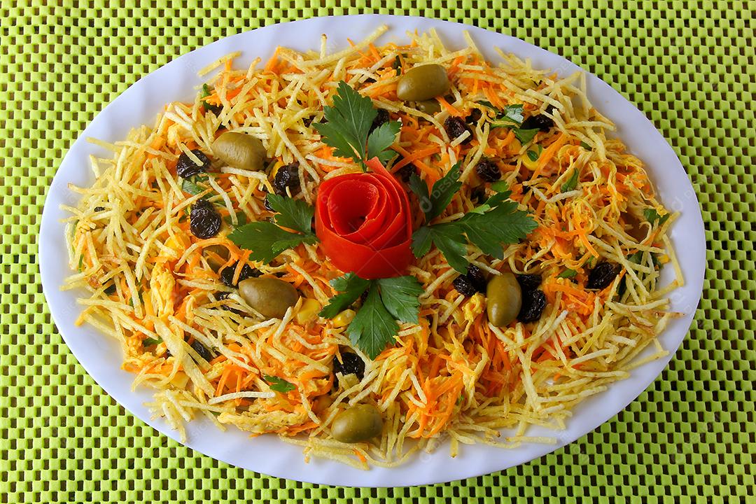 Salpicao é uma salada típica brasileira, feita com frango desfiado, passas, cenoura ralada, batata palha e maionese. Vista do topo