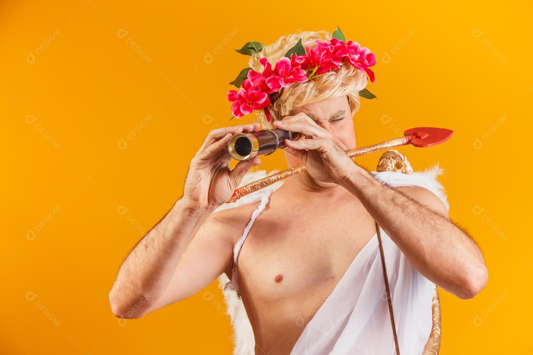 Cupido procurando casal de namorados com luneta. aparência de cupido