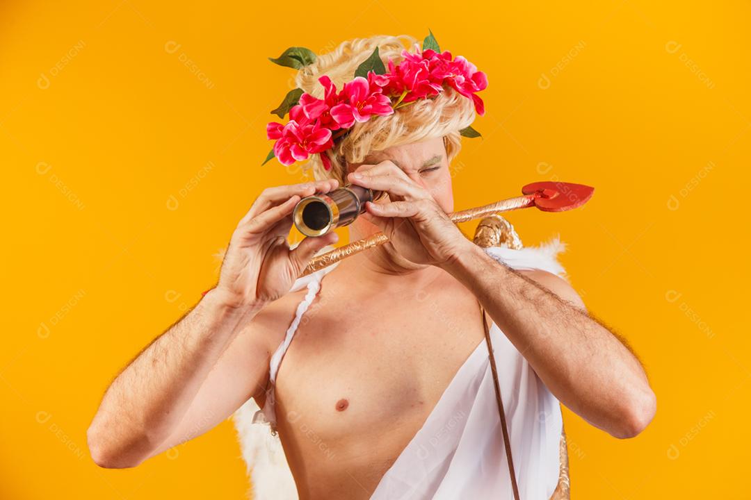 Cupido procurando casal de namorados com luneta. aparência de cupido