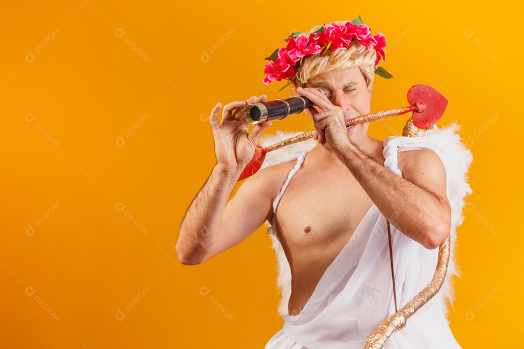 Cupido procurando casal de namorados com luneta. aparência de cupido