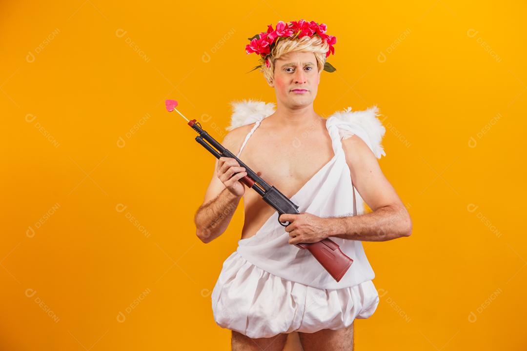 cupido segurando uma espingarda. cupido armado