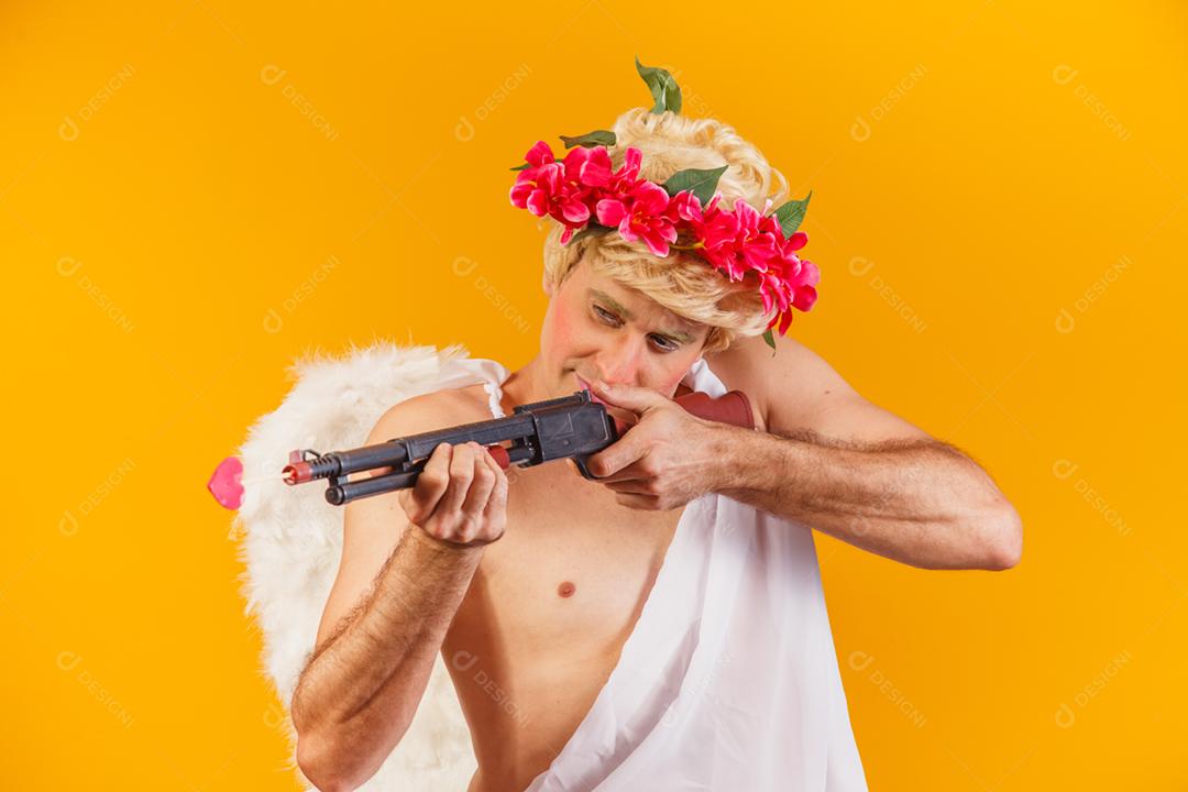 cupido segurando uma espingarda. cupido armado