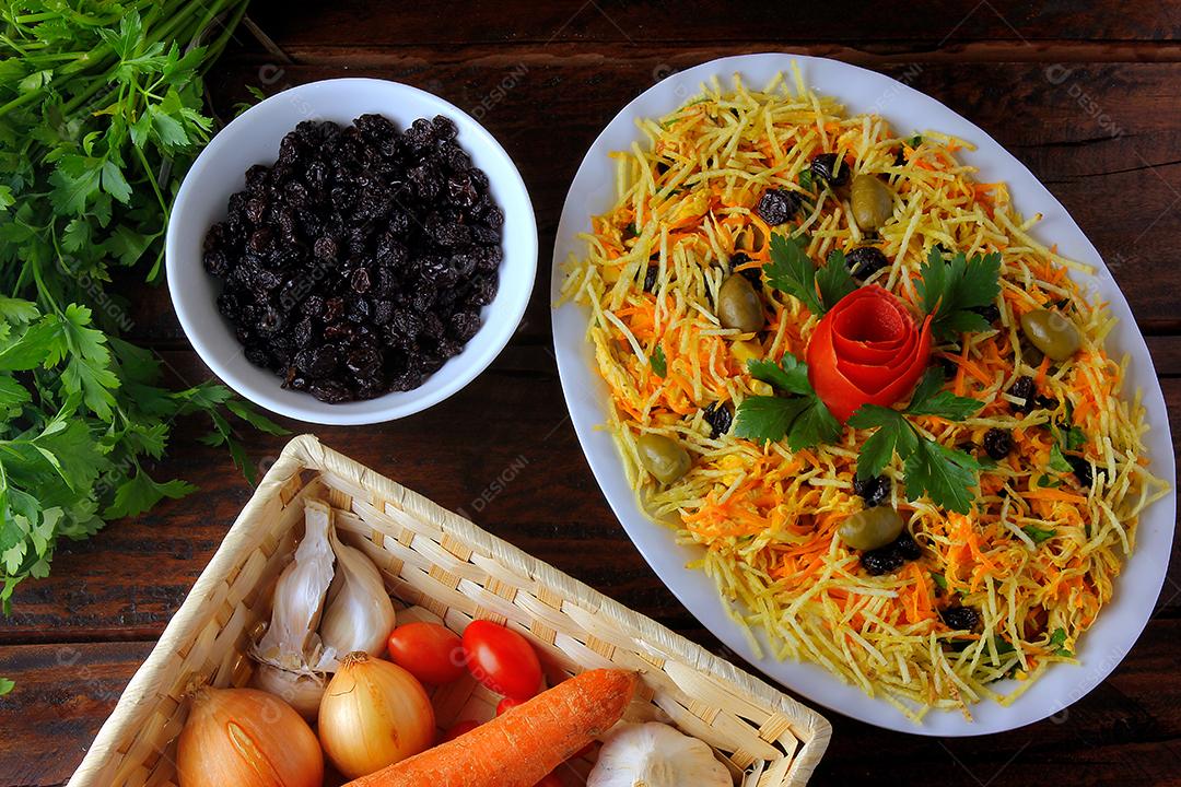 Salpicao é uma salada típica brasileira, feita com frango desfiado, passas, cenoura ralada, batata palha e maionese. Vista do topo