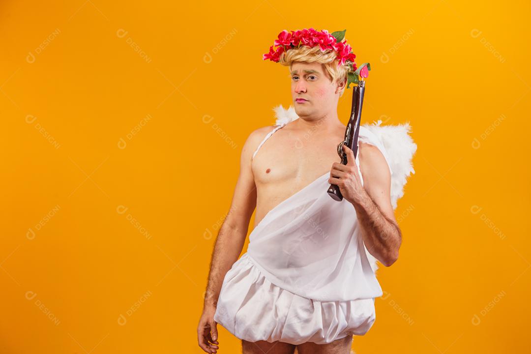 cupido segurando uma espingarda. cupido armado