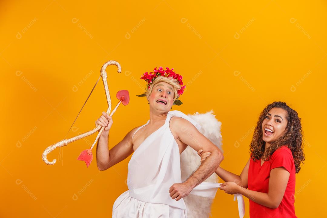 mulher desesperada correndo atrás do cupido para se casar ou encontrar um menino