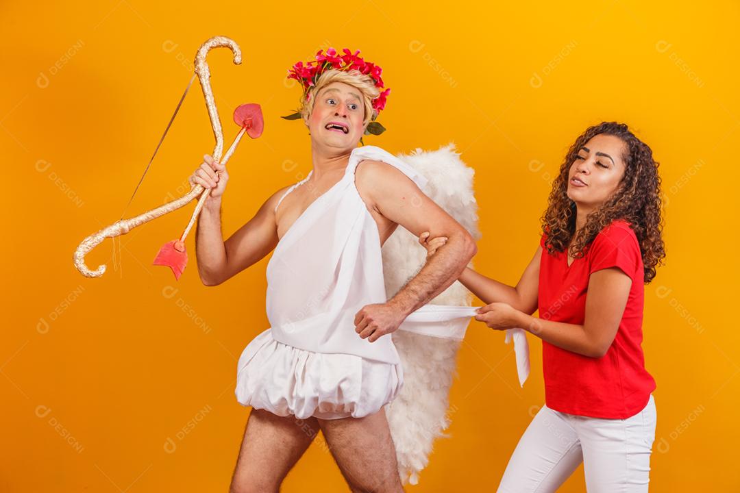 mulher desesperada correndo atrás do cupido para se casar ou encontrar um menino