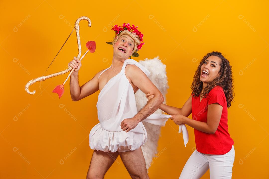 mulher desesperada correndo atrás do cupido para se casar ou encontrar um menino