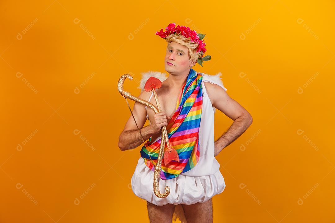 Cupido segurando a bandeira lgbt. conceito de cupido gay