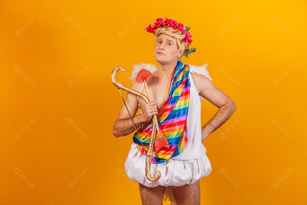 Cupido segurando a bandeira lgbt. conceito de cupido gay