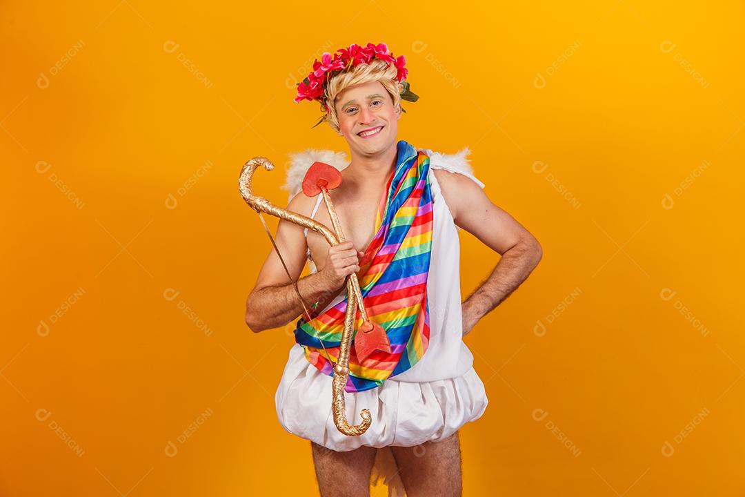 Cupido segurando a bandeira lgbt. conceito de cupido gay