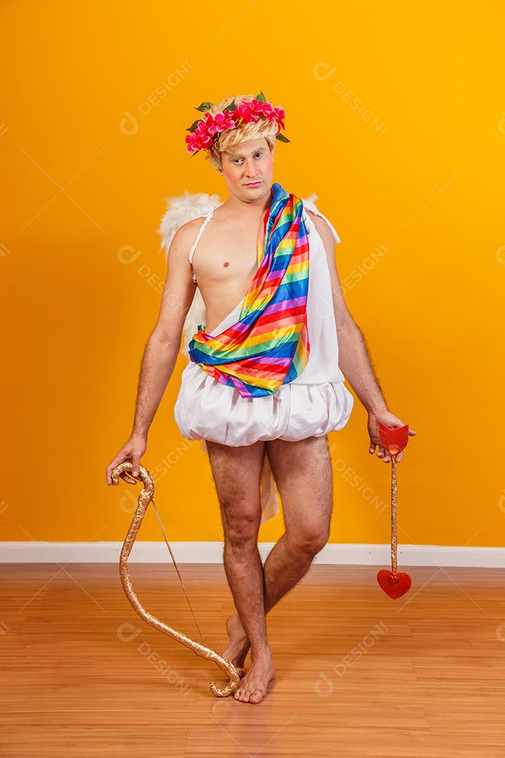 Cupido segurando a bandeira lgbt. conceito de cupido gay
