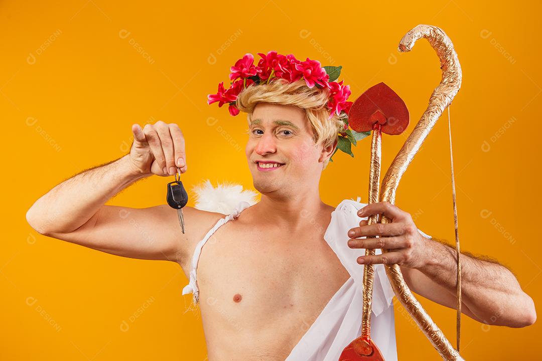 Cupido segurando a chave do carro. promoção dia dos namorados