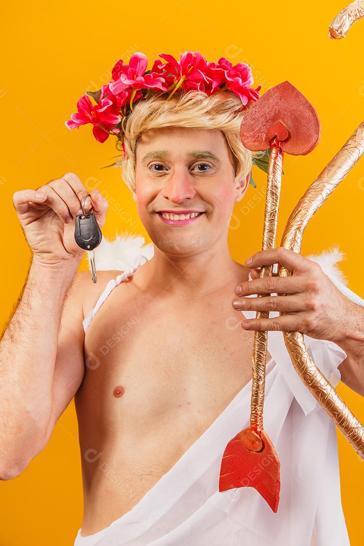 Cupido segurando a chave do carro. promoção dia dos namorados