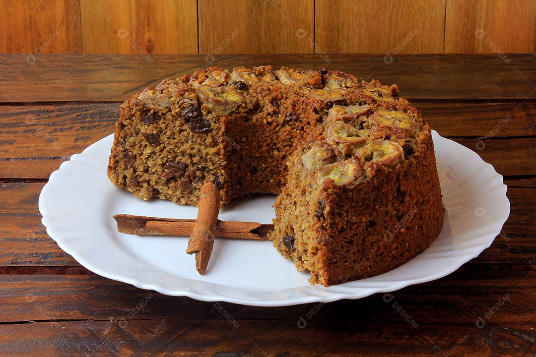 delicioso bolo de banana saudável orgânico caseiro, sem glúten, na chapa branca sobre mesa de madeira rústica