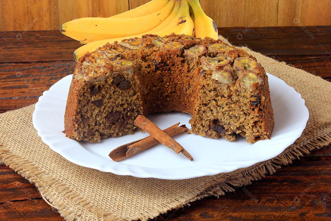 delicioso bolo de banana saudável orgânico caseiro, sem glúten, na chapa branca sobre mesa de madeira rústica