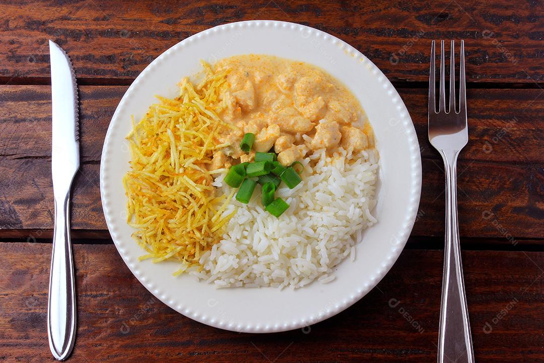 Strogonoff de frango, é um prato originário da culinária russa que no Brasil é composto por creme de leite